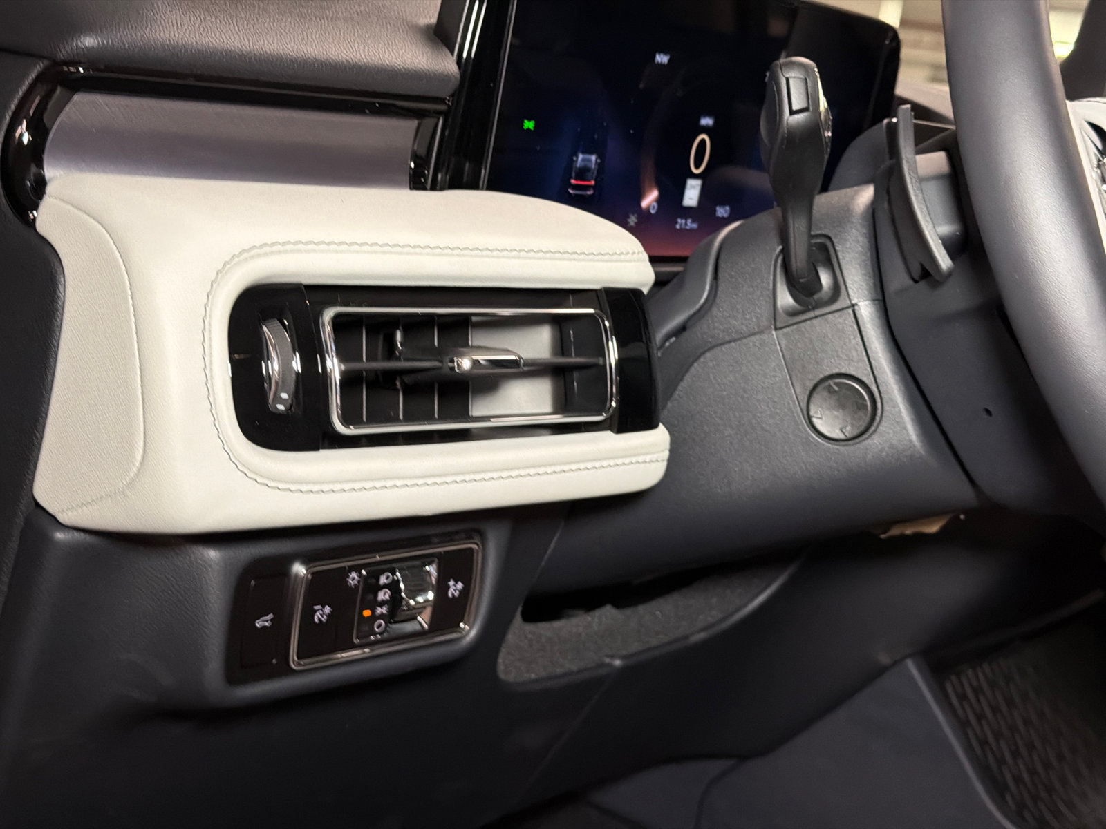 New 2027 Lincoln Aviator AWD image 19