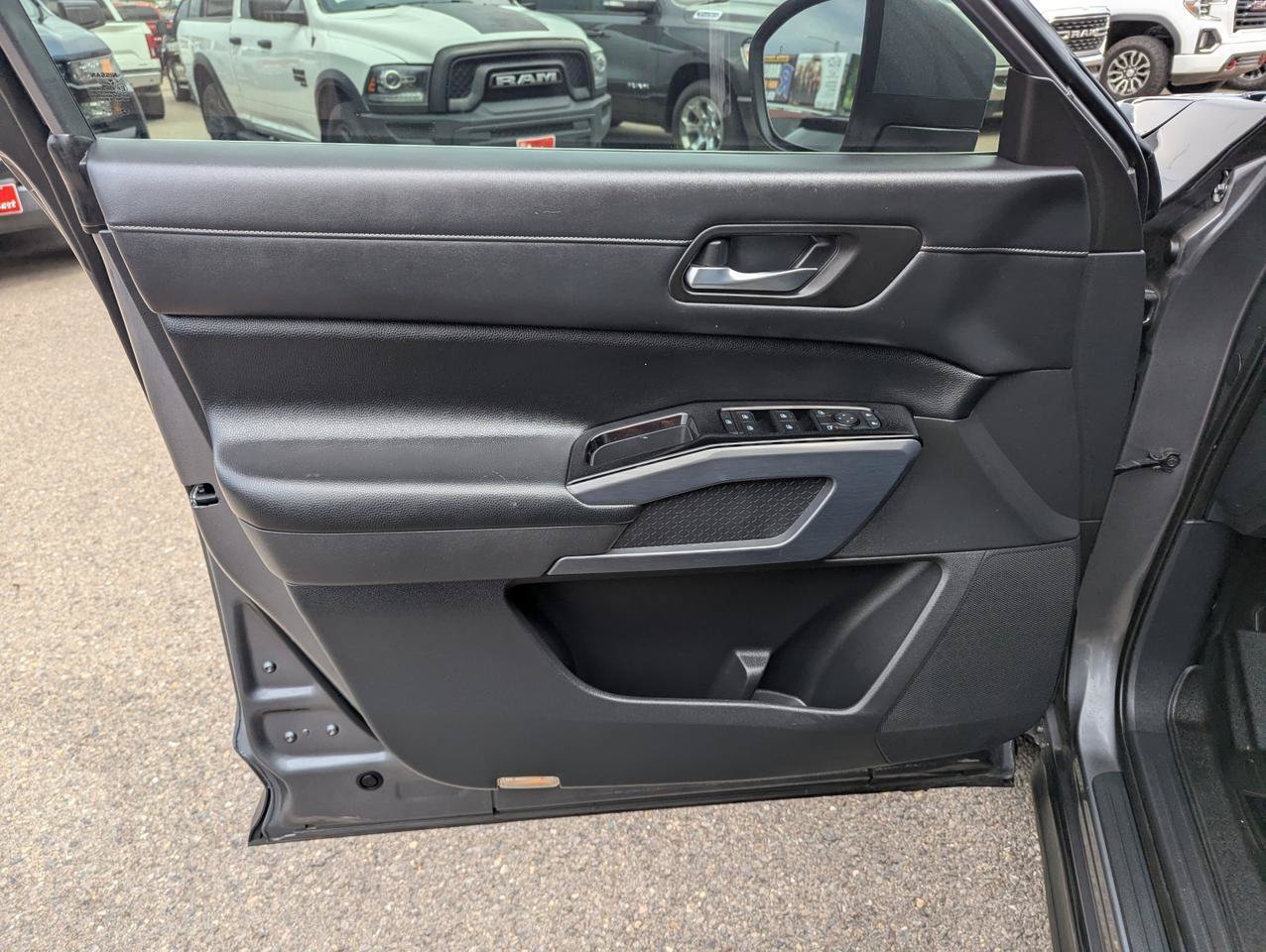 Used 2022 Nissan Pathfinder SL AWD/4WD image 9