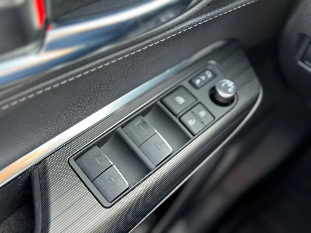 Used 2024 Toyota Venza Limited image 11