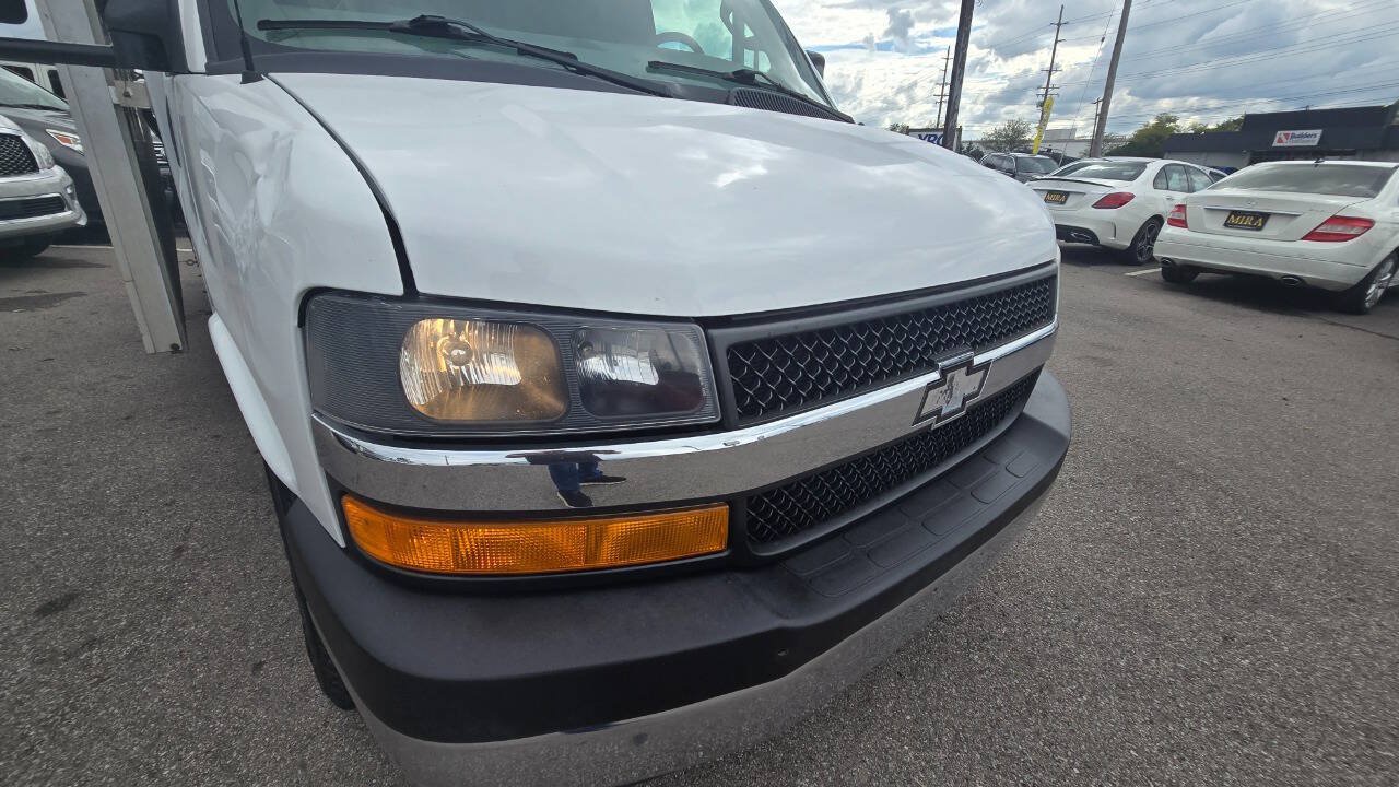Used 2017 Chevrolet Express 3500 w/ Chrome Appearance Package RWD image 10