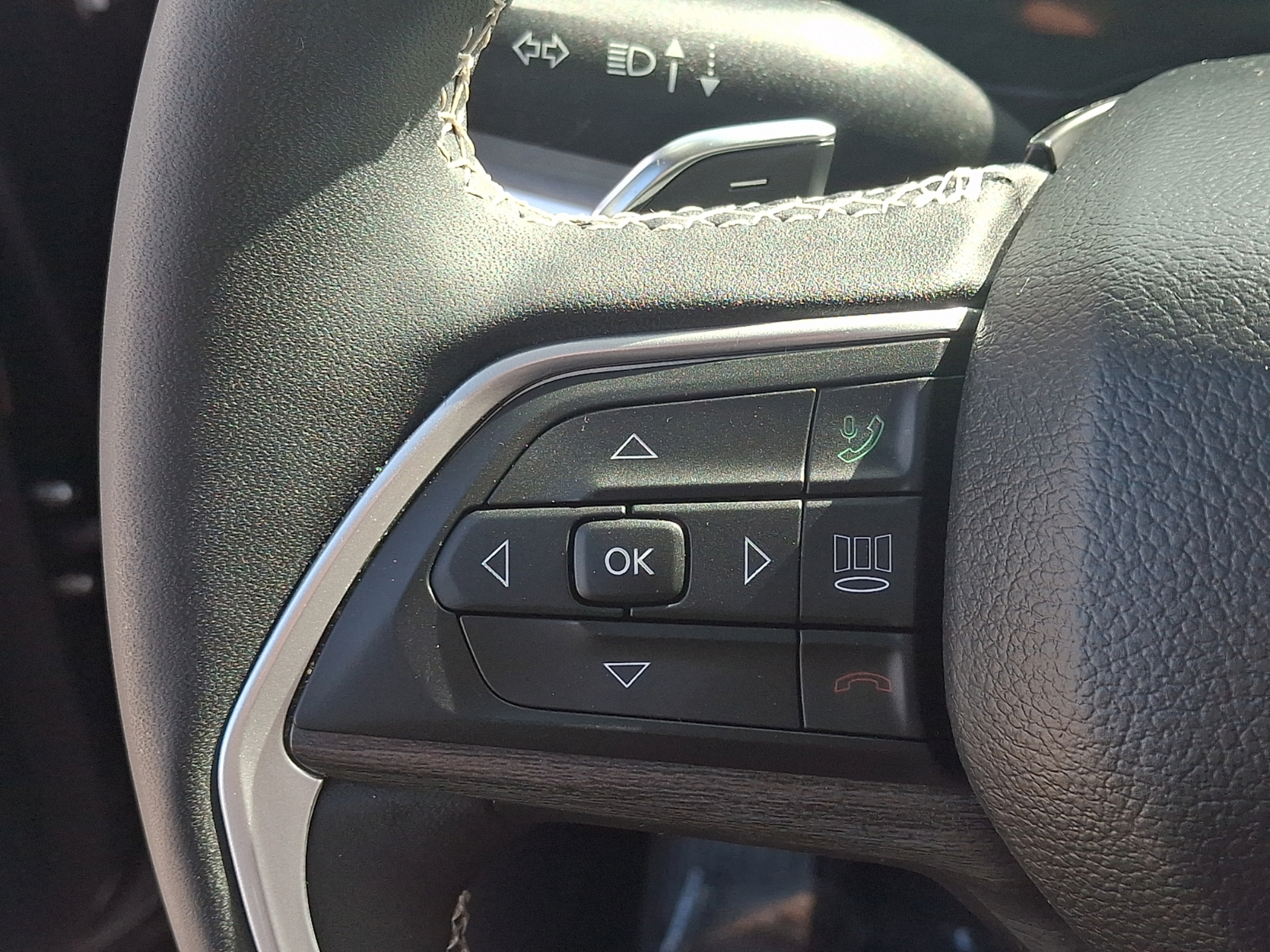Used 2023 Jeep Grand Cherokee Limited w/ Luxury Tech Group II AWD/4WD image 20