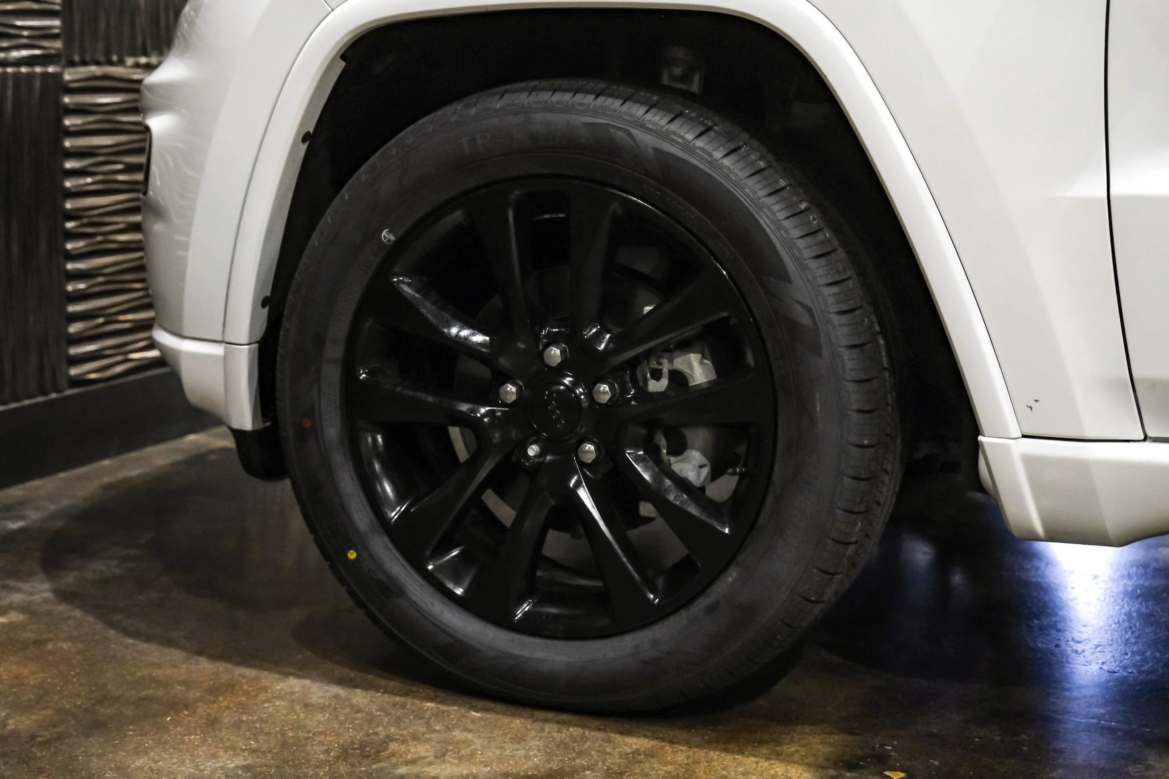 Used 2018 Jeep Grand Cherokee Altitude AWD/4WD image 54