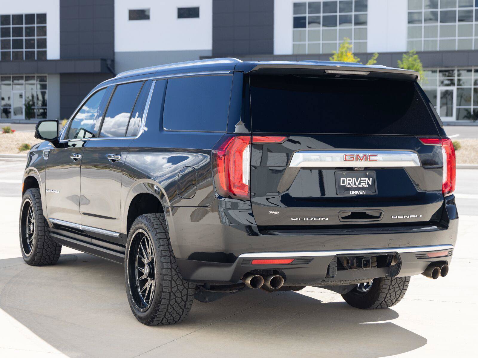 Used 2021 GMC Yukon XL Denali w/ Denali Premium Package AWD/4WD image 8