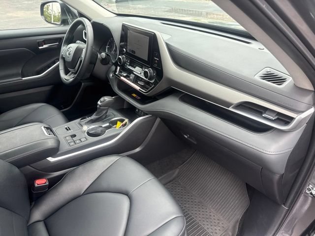 Used 2025 Toyota Highlander XLE FWD image 15