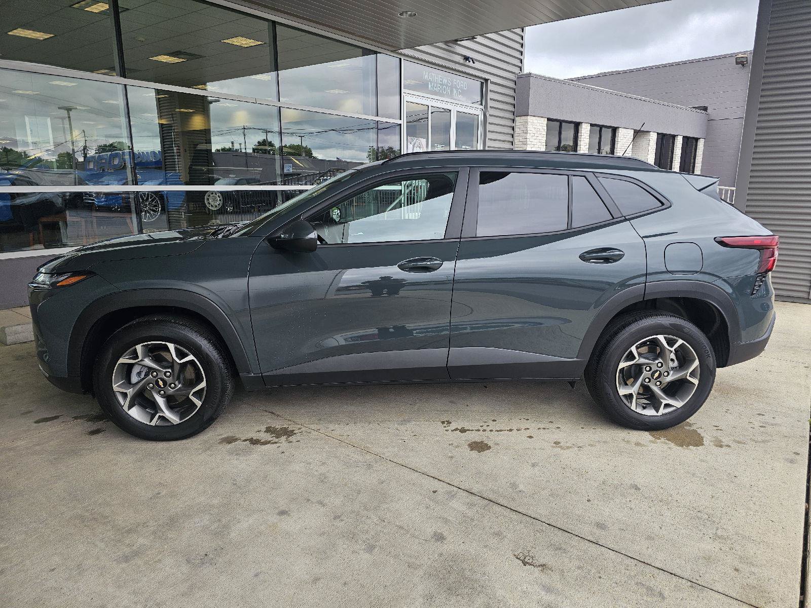 Used 2025 Chevrolet Trax LT w/ LT Convenience Package FWD image 2