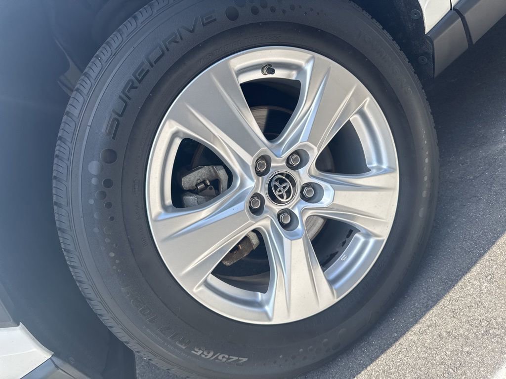 Used 2021 Toyota RAV4 LE image 10