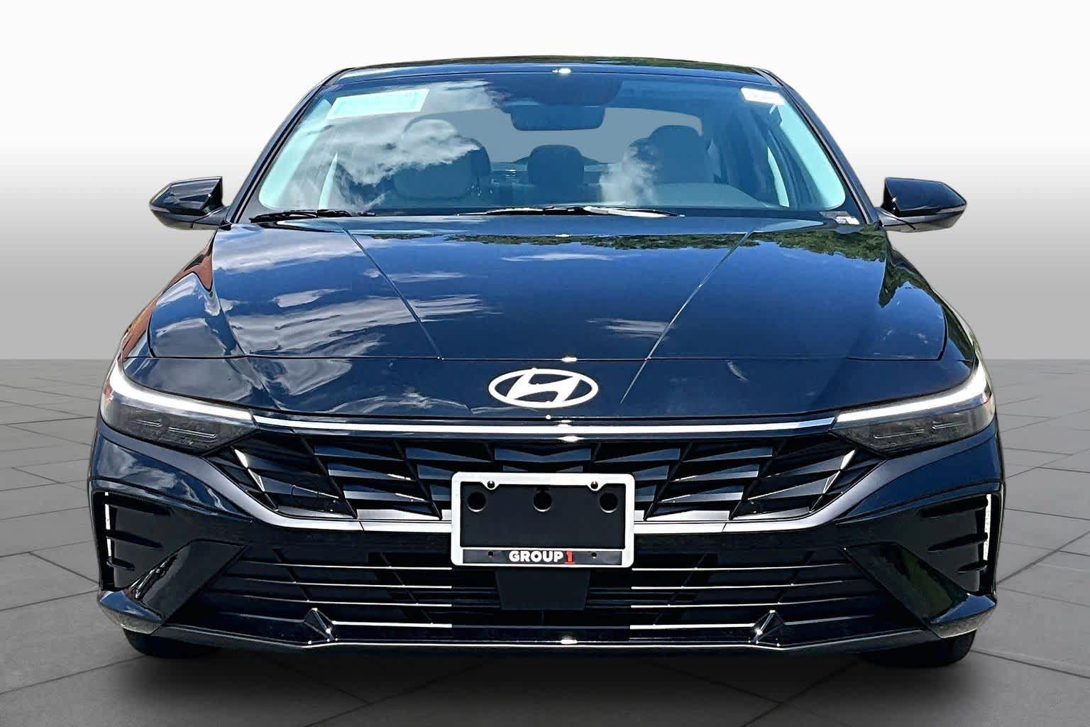 New 2026 Hyundai Elantra Limited FWD image 3