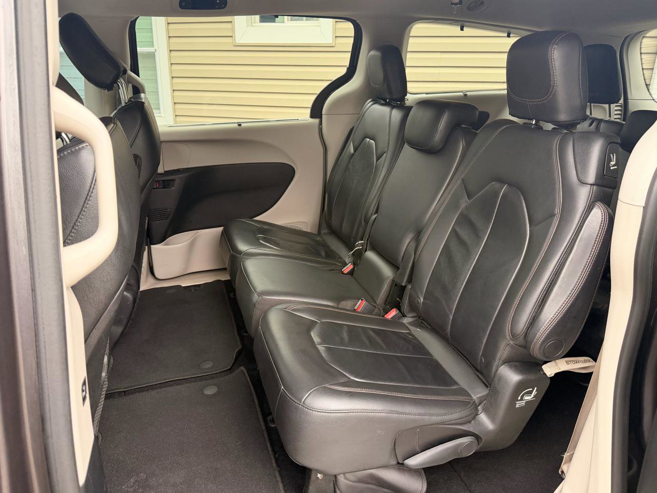 Used 2017 Chrysler Pacifica Touring-L FWD image 21