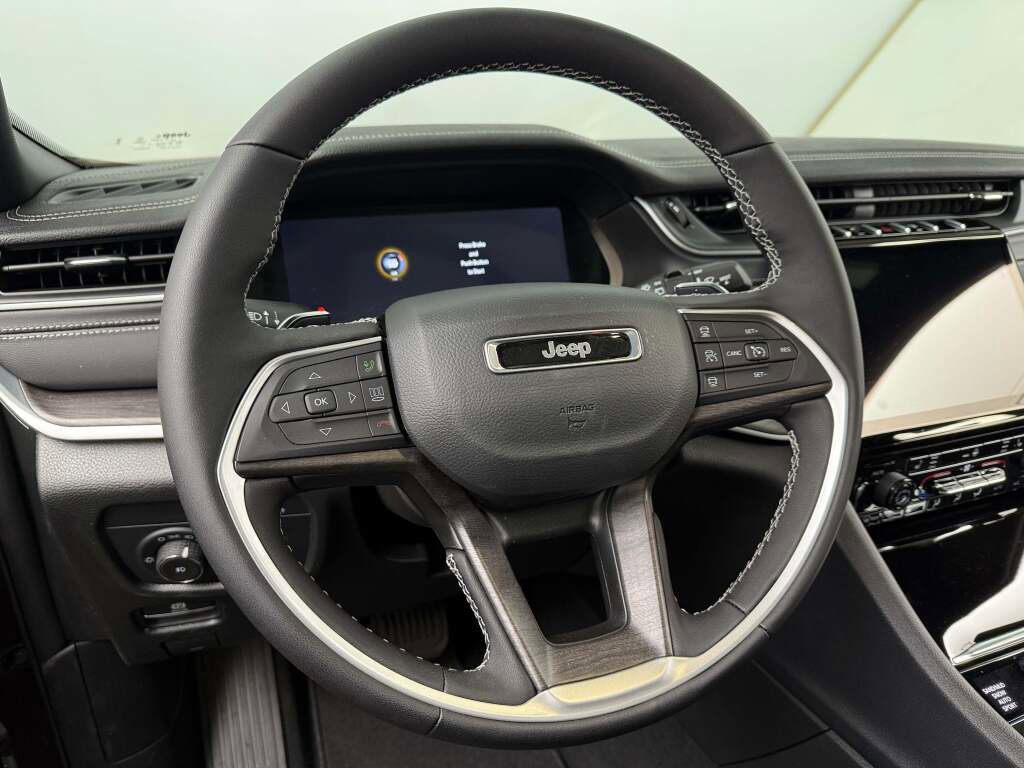 New 2025 Jeep Grand Cherokee Limited w/ Black Appearance Package image 25