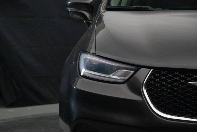 Used 2022 Chrysler Pacifica Touring-L image 5