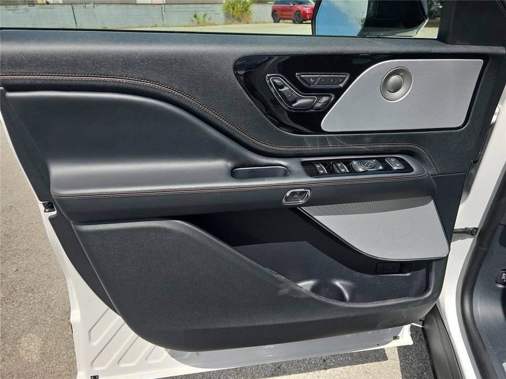 New 2026 Lincoln Aviator Black Label w/ Black Label Special Edition AWD/4WD image 16
