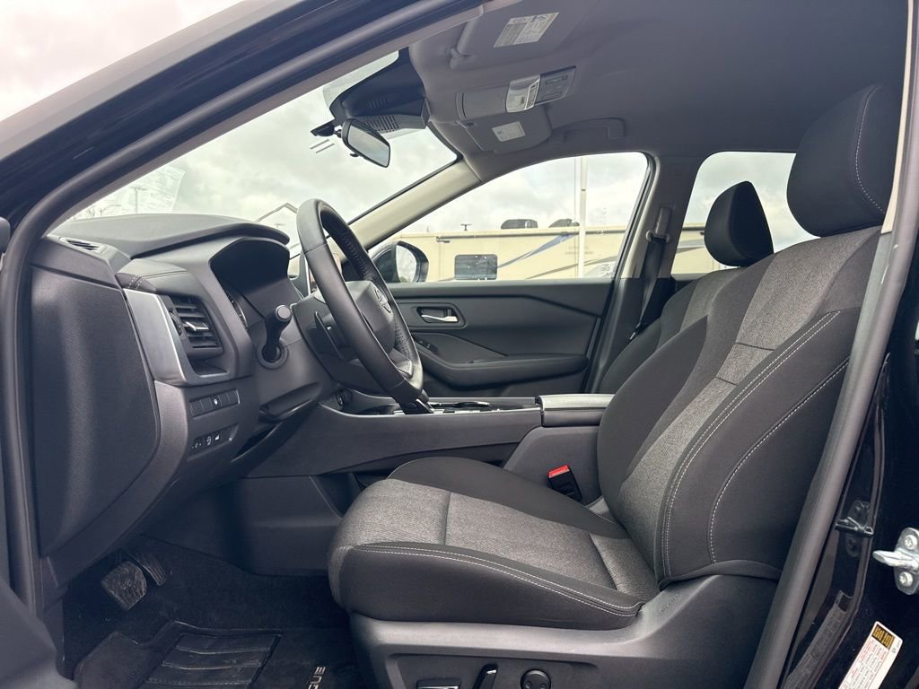Used 2025 Nissan Rogue SV image 12