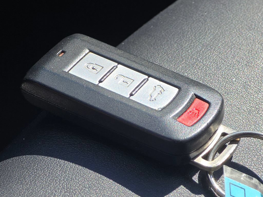 Used 2019 Mitsubishi Outlander AWD image 32