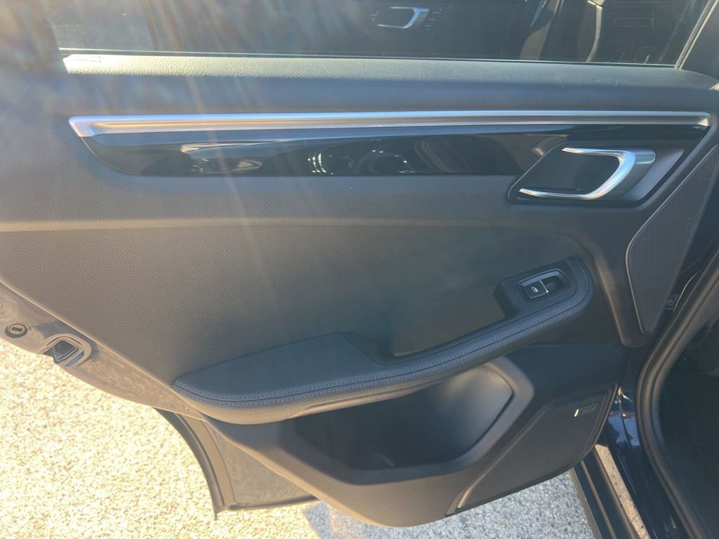Used 2022 Porsche Macan Base image 11