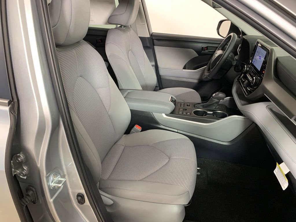 Used 2024 Toyota Highlander LE AWD/4WD image 37