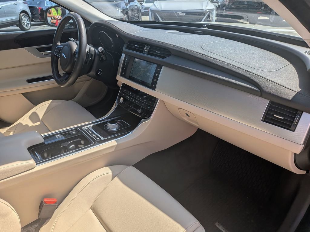 Used 2016 Jaguar XF Premium RWD image 33