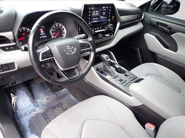 Used 2022 Toyota Highlander LE AWD/4WD image 11