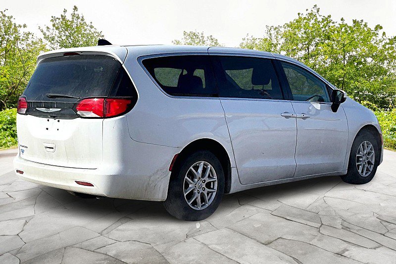 Used 2023 Chrysler Voyager LX FWD image 6