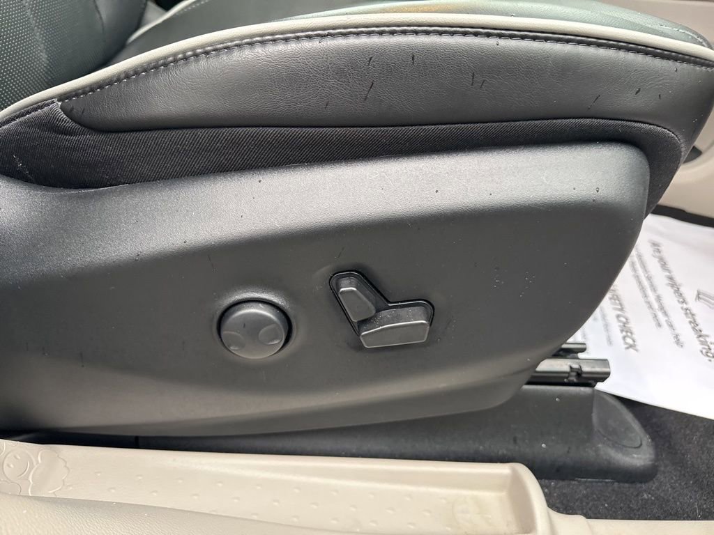 Used 2024 Chrysler Pacifica Limited image 32