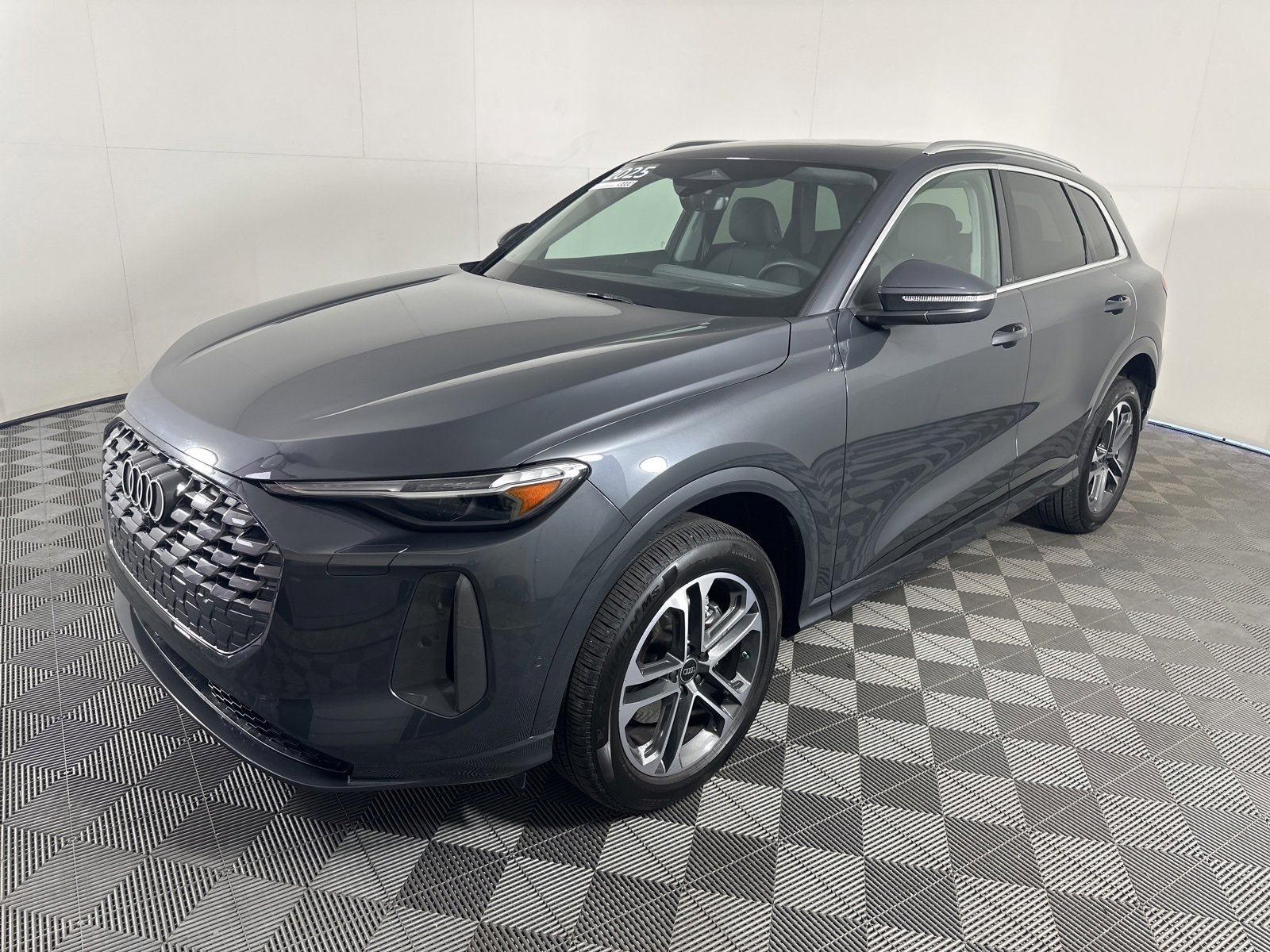 Certified 2025 Audi Q5 2.0T Premium Plus w/ Premium Plus image 4