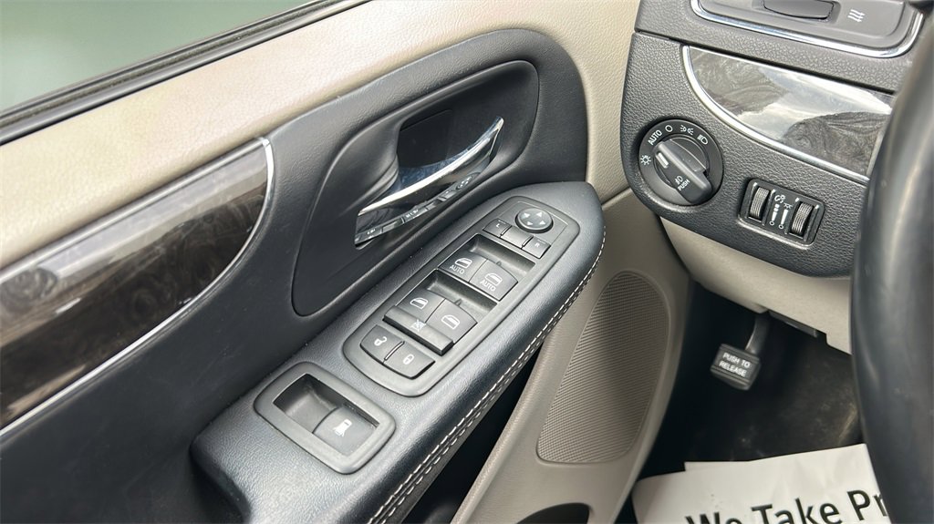 Used 2014 Chrysler Town & Country Touring image 18