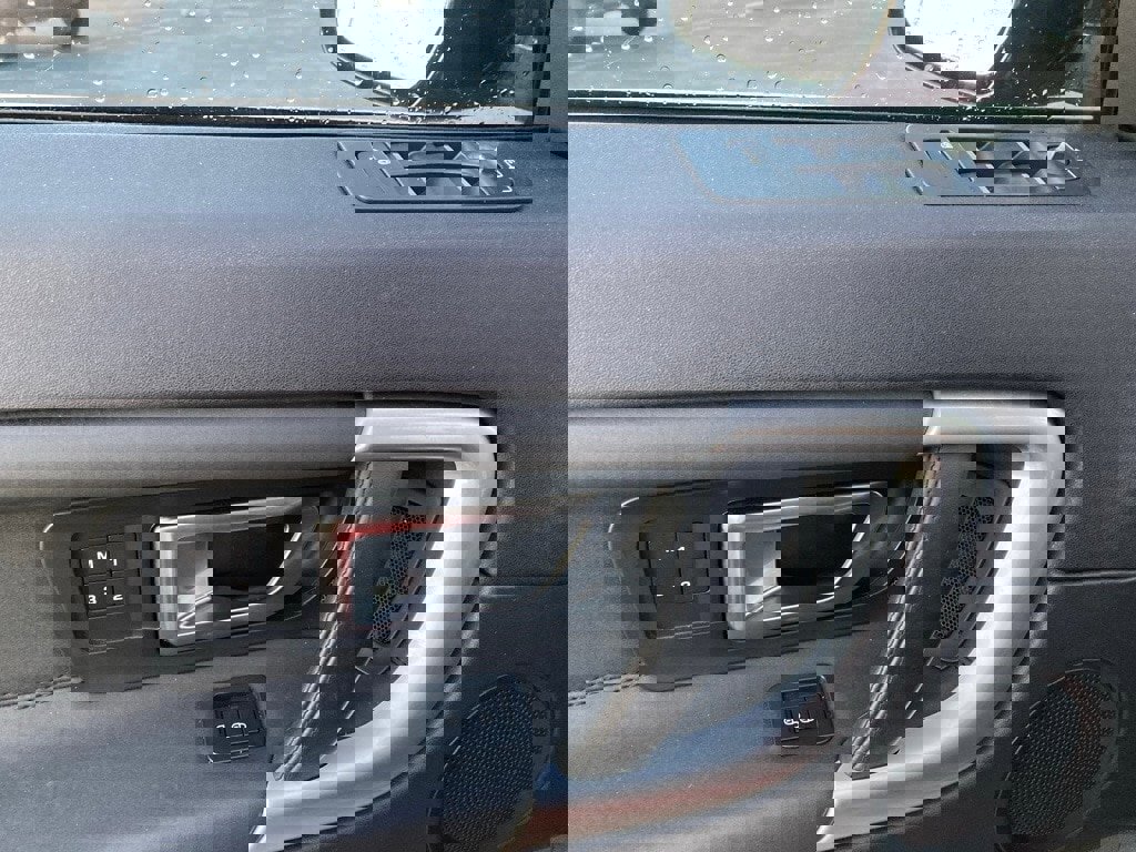 Used 2018 Land Rover Discovery Sport HSE image 13