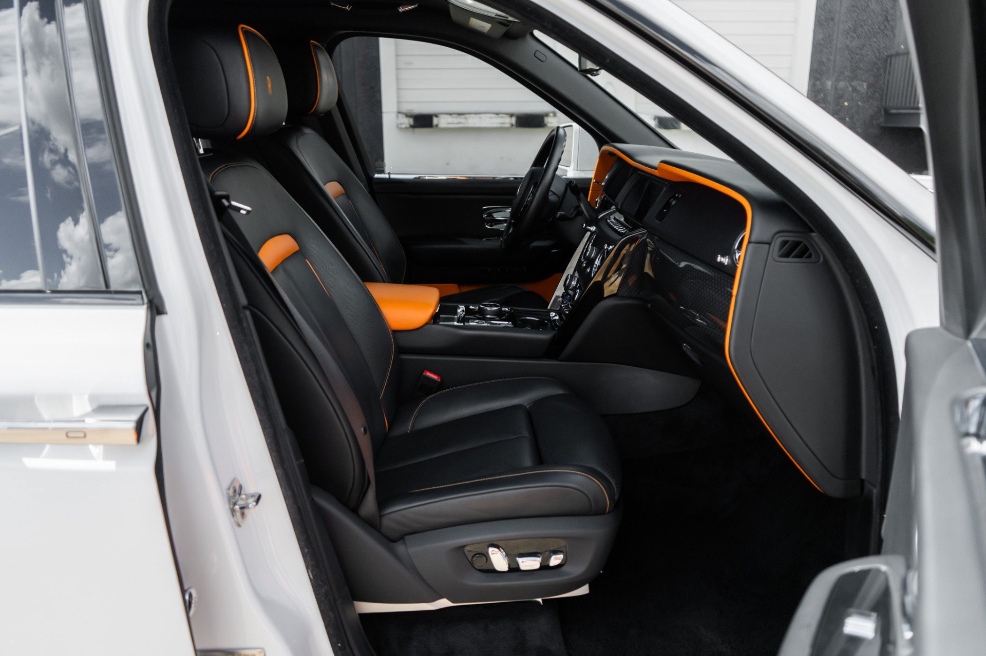 Used 2022 Rolls-Royce Cullinan Black Badge w/ Dark Exterior Package AWD/4WD image 14