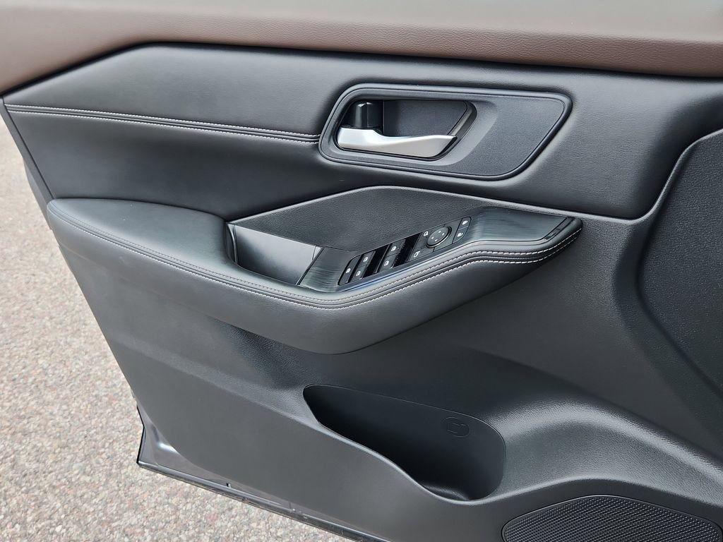 Used 2023 Nissan Rogue SV w/ SV Premium B Package image 6