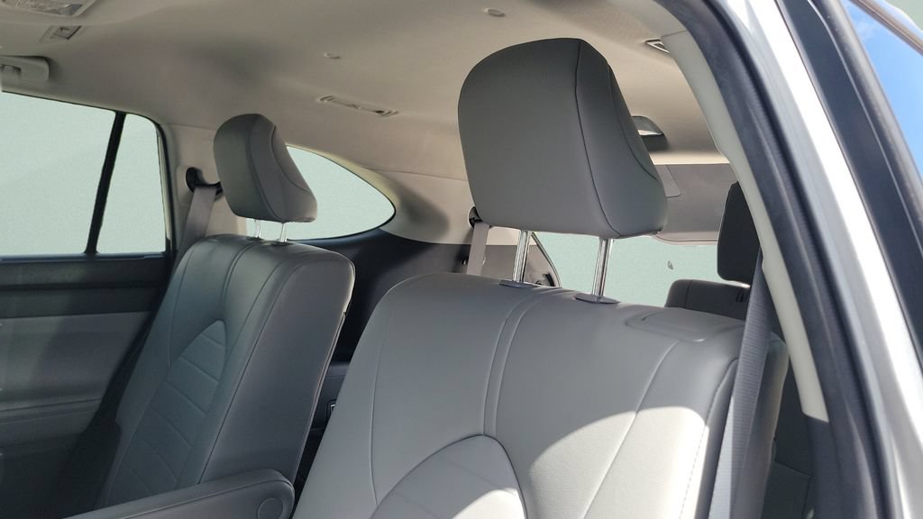 Used 2022 Toyota Highlander XLE FWD image 12