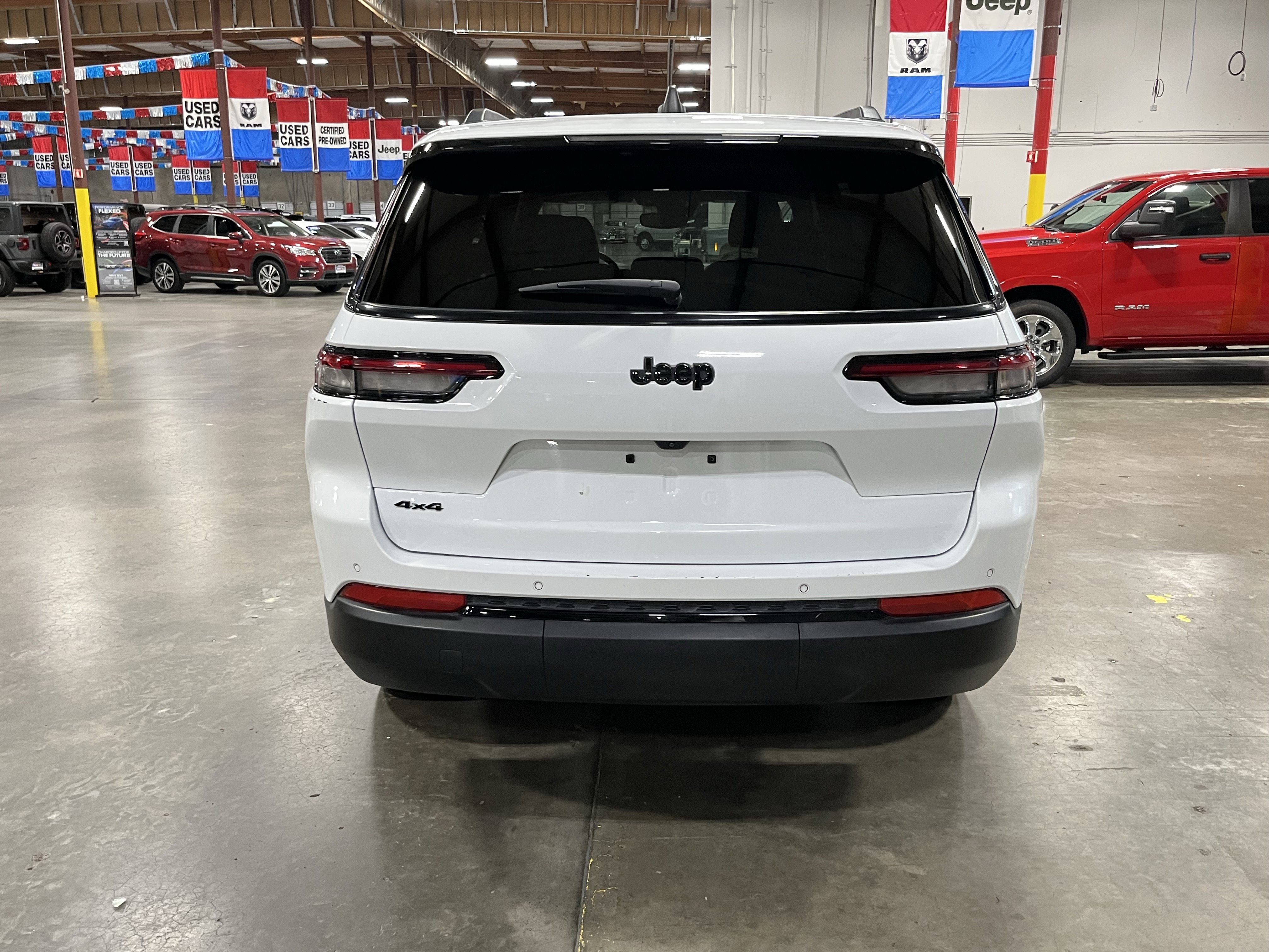 Used 2024 Jeep Grand Cherokee L Laredo image 4