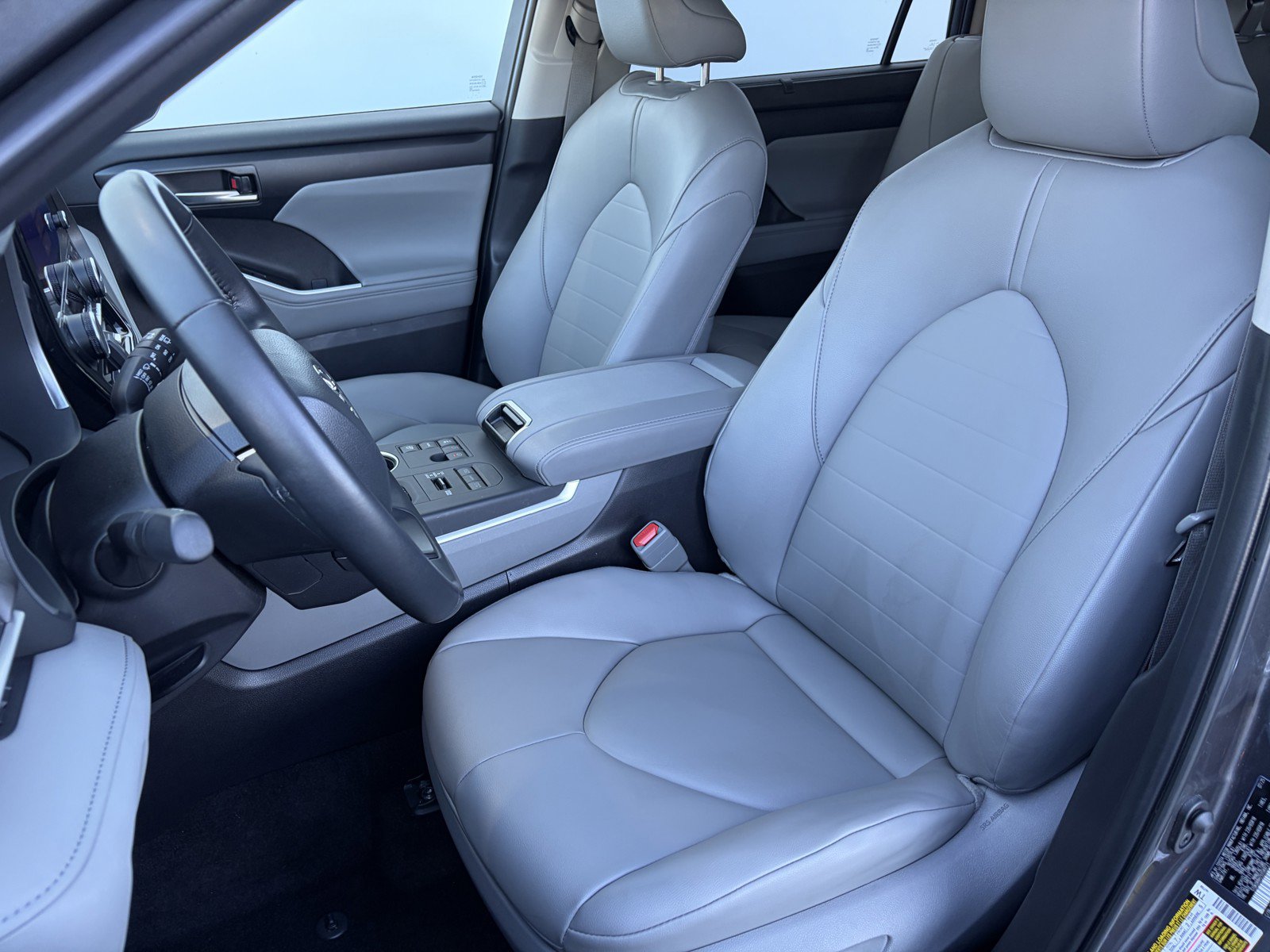 Used 2025 Toyota Highlander XLE AWD/4WD image 12