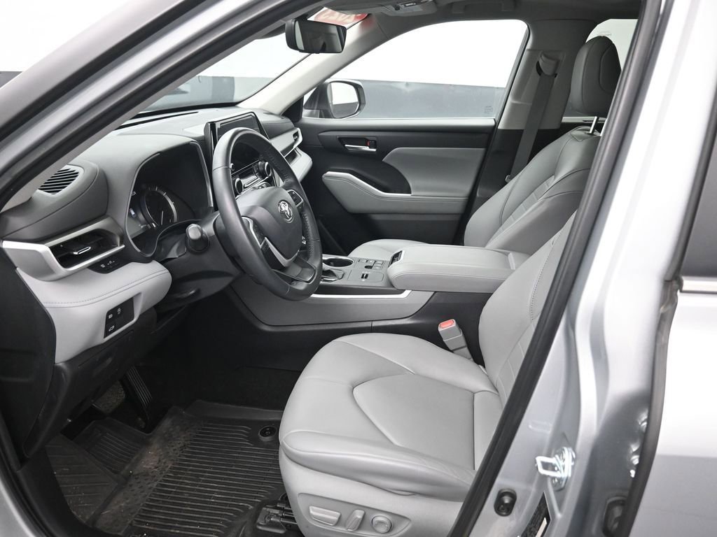 Used 2023 Toyota Highlander XLE image 9