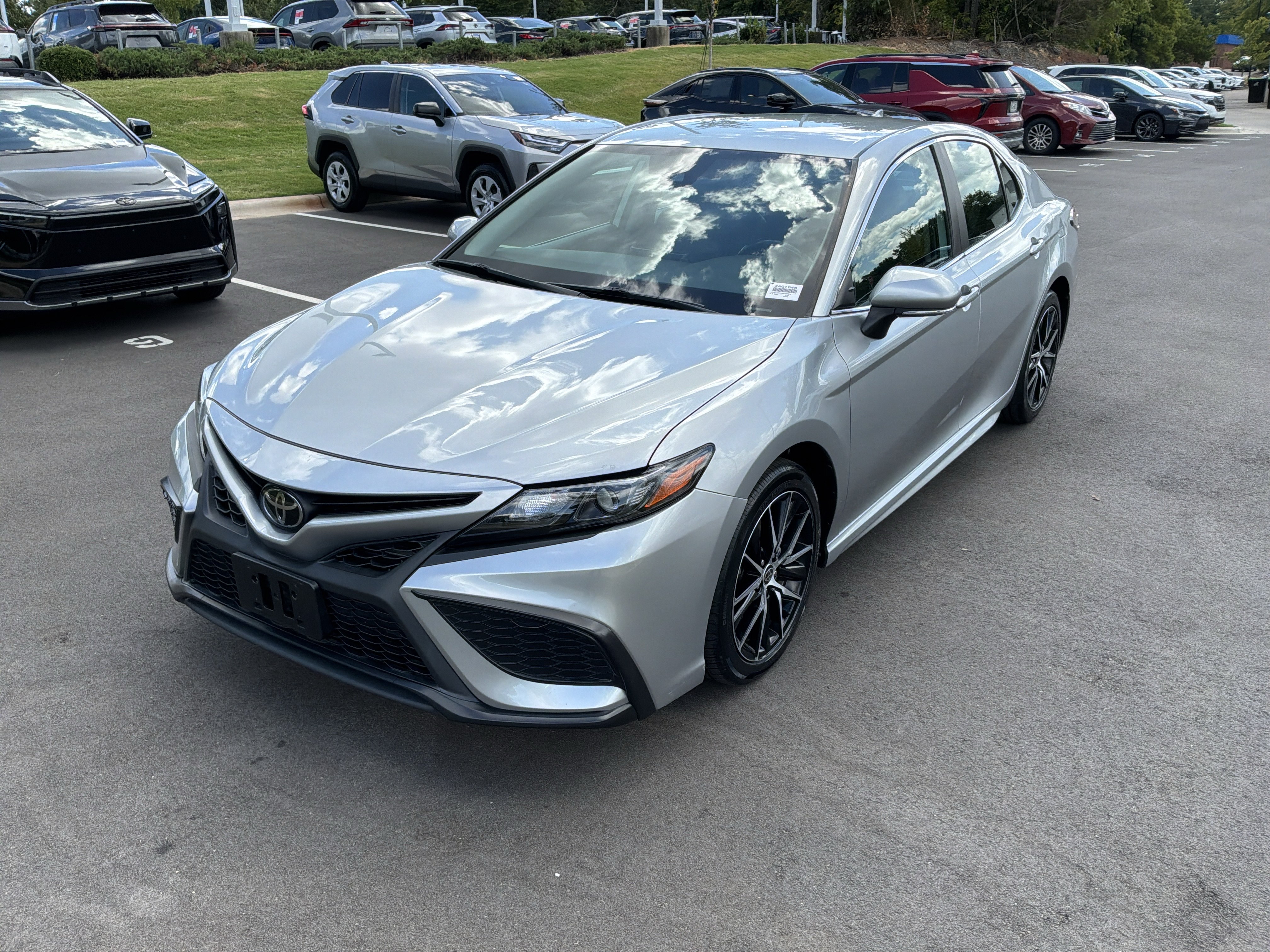 Used 2022 Toyota Camry SE FWD image 5