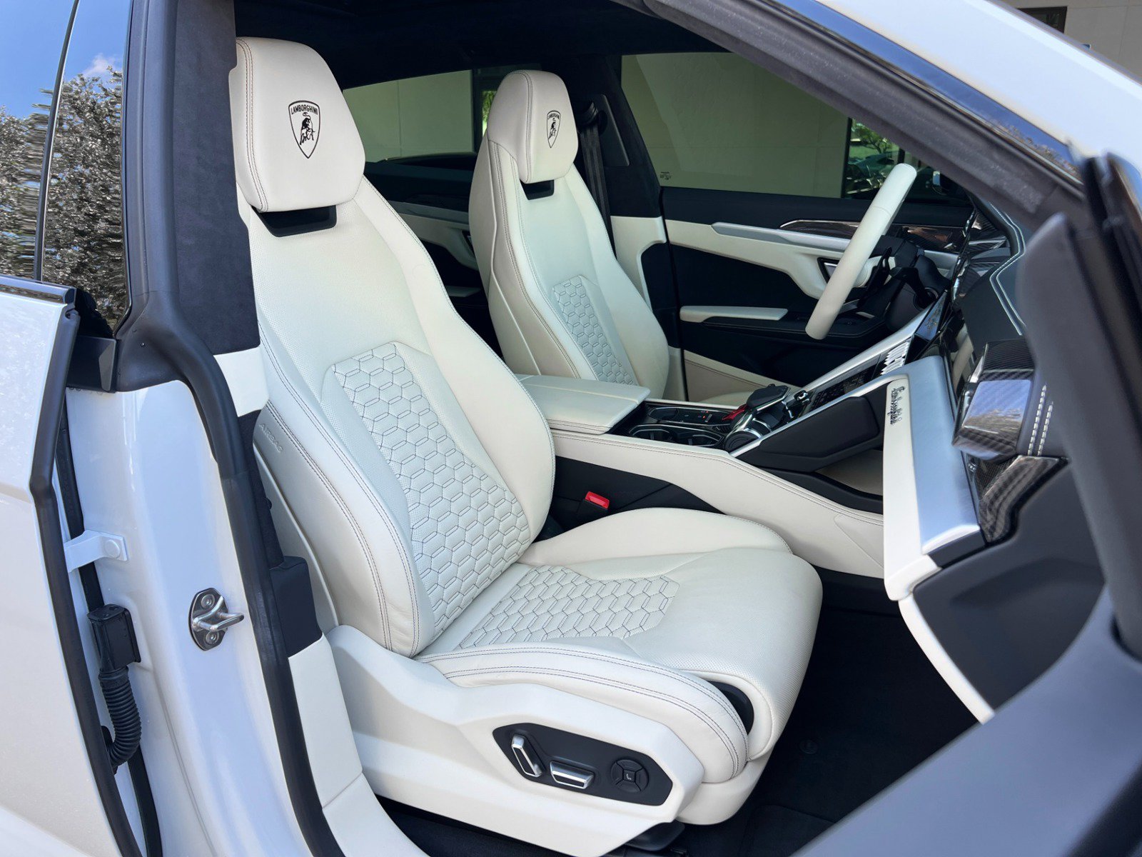 Used 2021 Lamborghini Urus AWD/4WD image 25