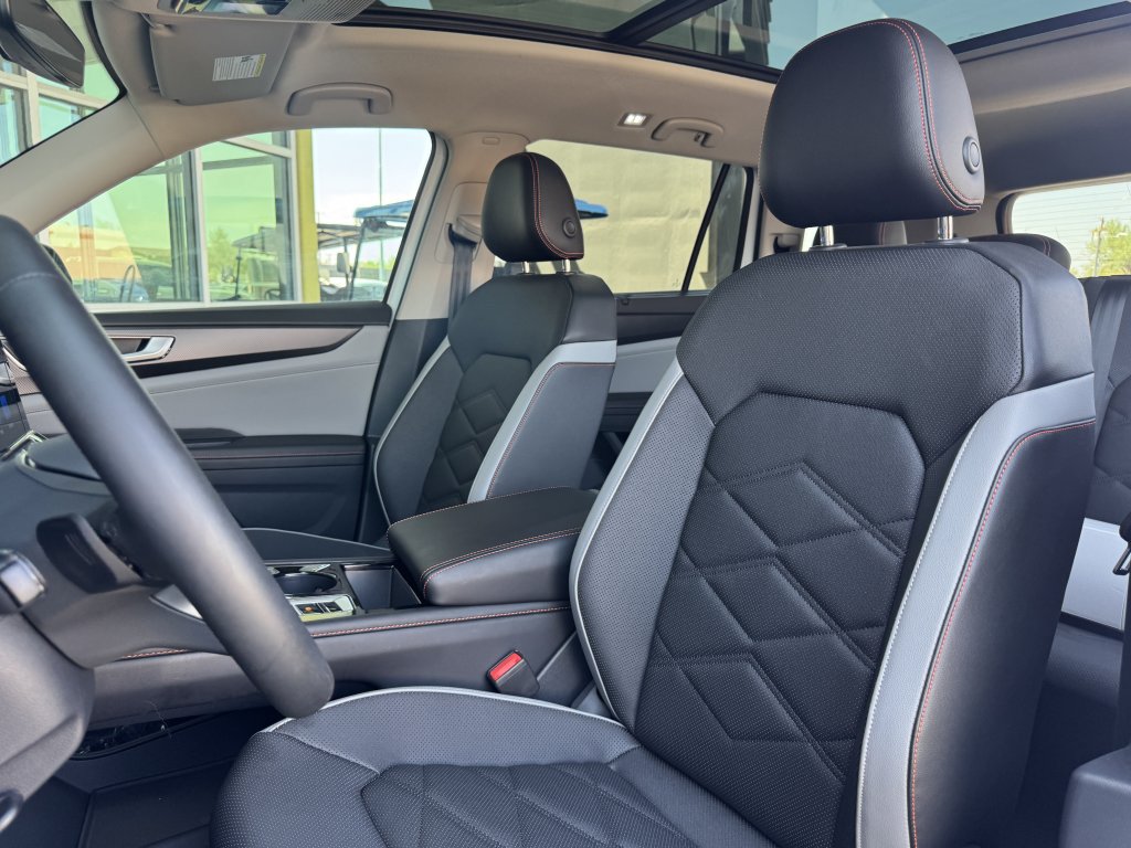 Used 2024 Volkswagen Atlas Peak Edition SE AWD/4WD image 32