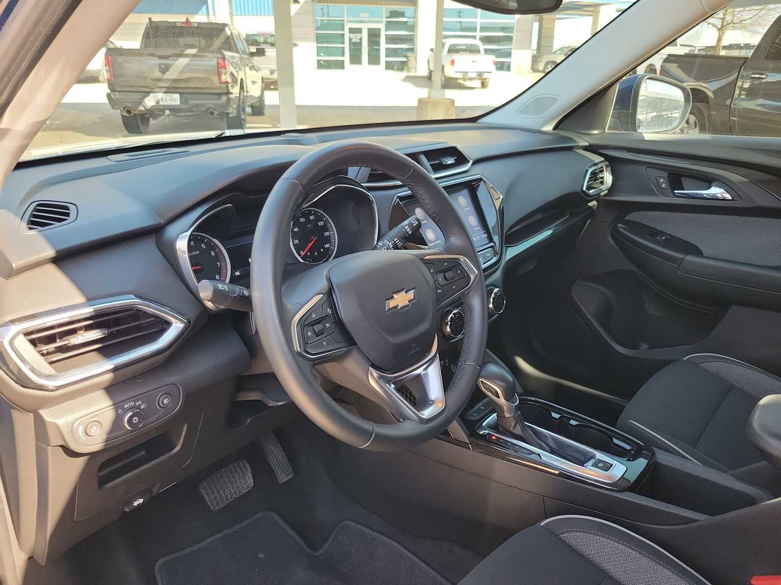 Used 2021 Chevrolet TrailBlazer LT image 2