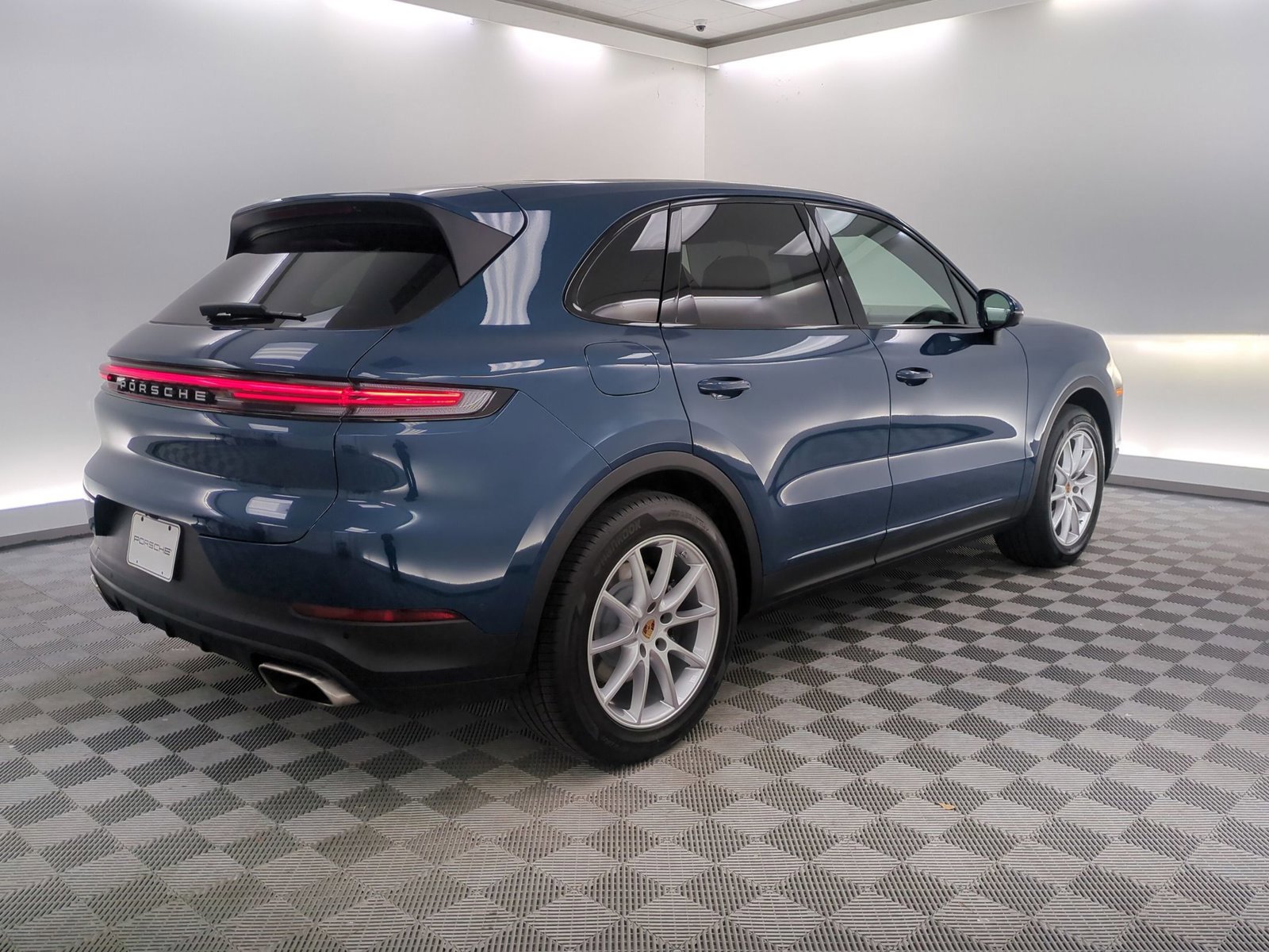 Used 2025 Porsche Cayenne image 9