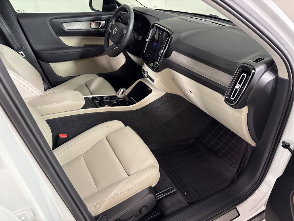 Used 2024 Volvo XC40 B5 Ultimate w/ Protection Package image 15