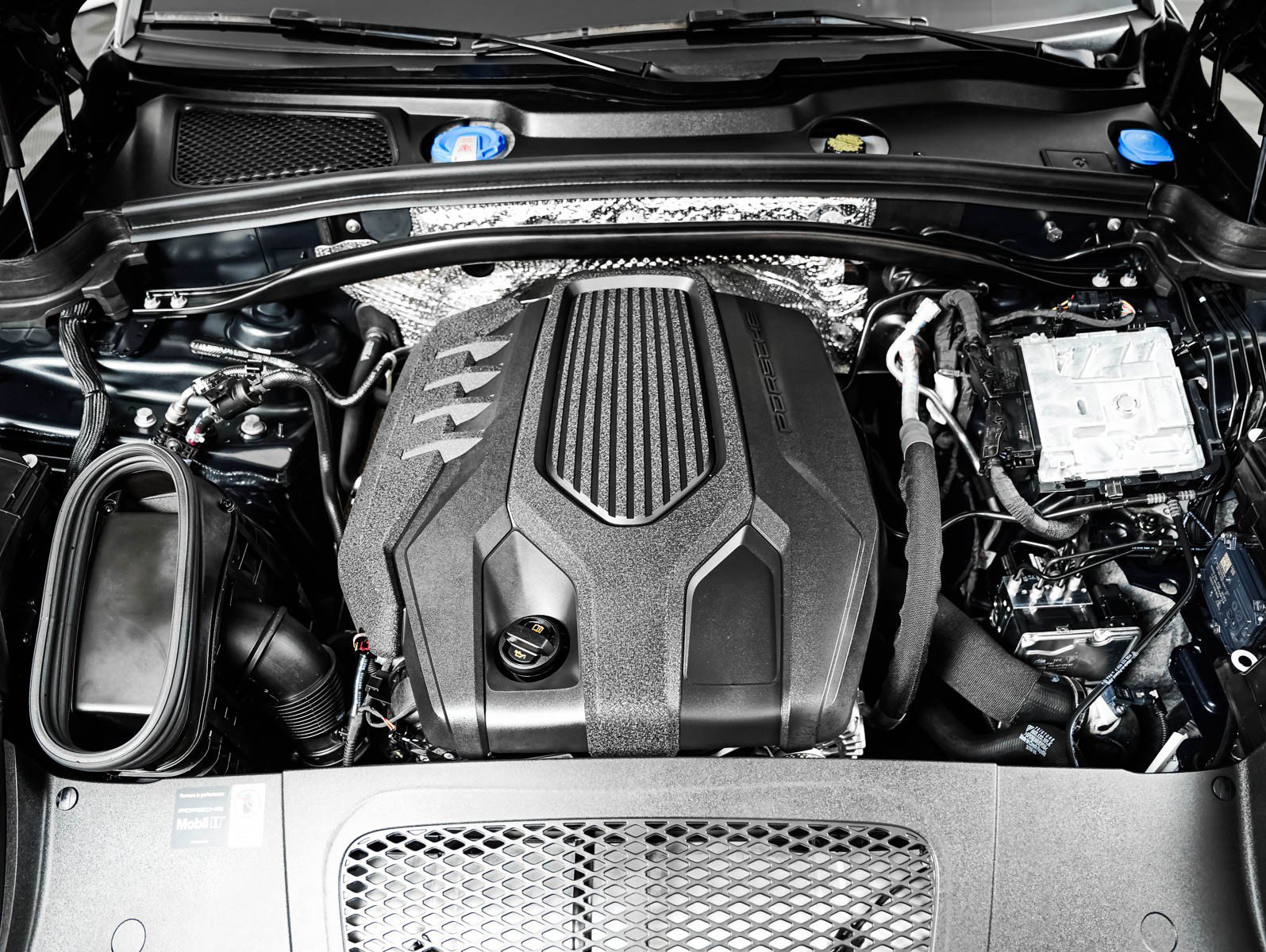 Certified 2026 Porsche Macan AWD/4WD image 12