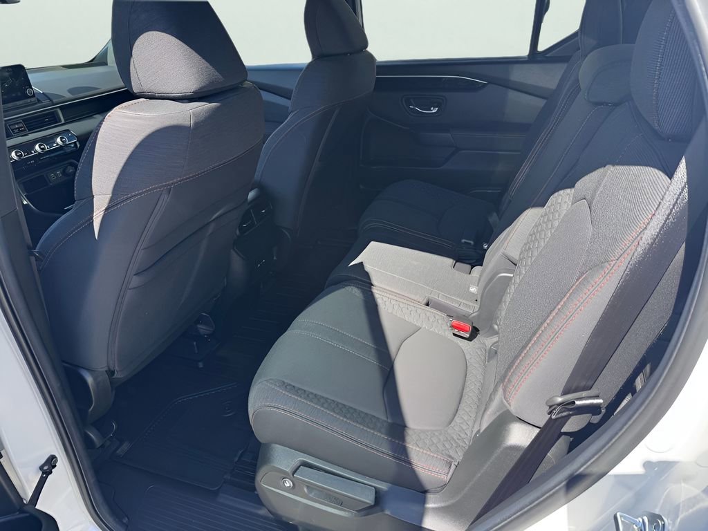 Used 2025 Honda Pilot Sport image 12