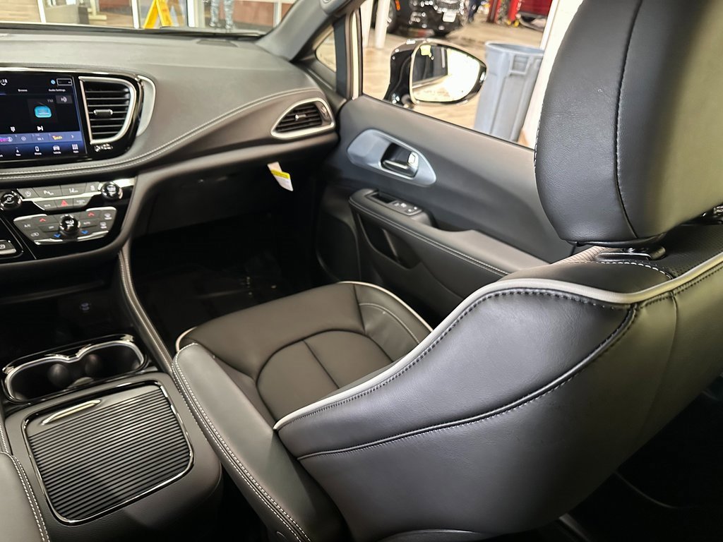 New 2026 Chrysler Pacifica Limited w/ S Appearance Package image 13