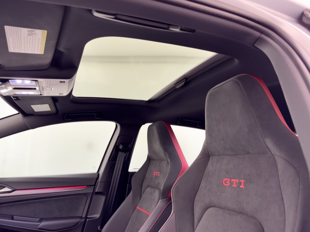 Used 2025 Volkswagen Golf SE FWD image 27