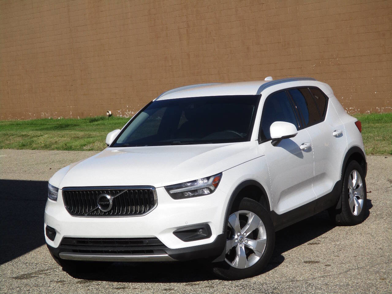 Used 2022 Volvo XC40 T5 Momentum image 4