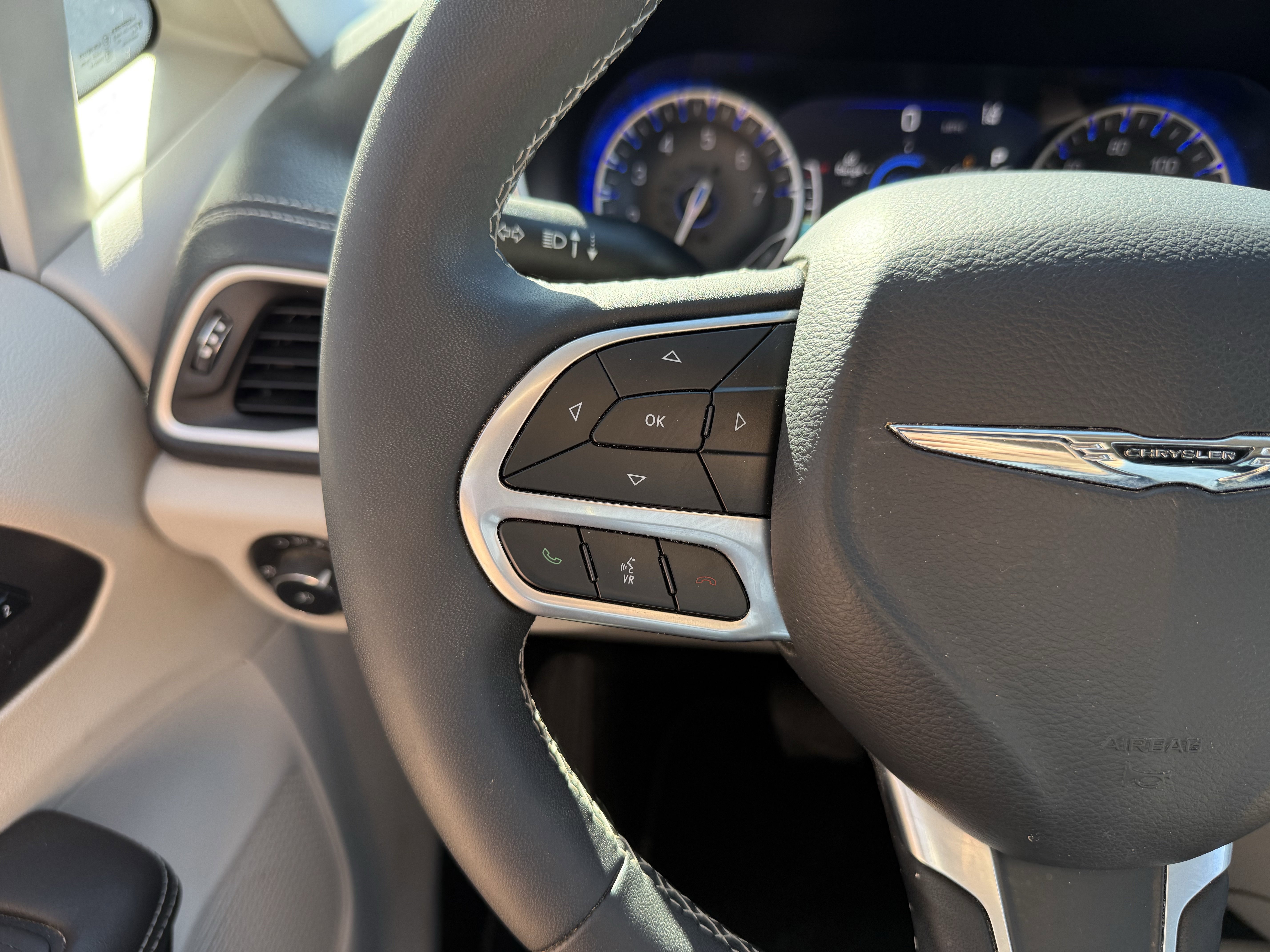 Used 2024 Chrysler Pacifica Touring-L image 15