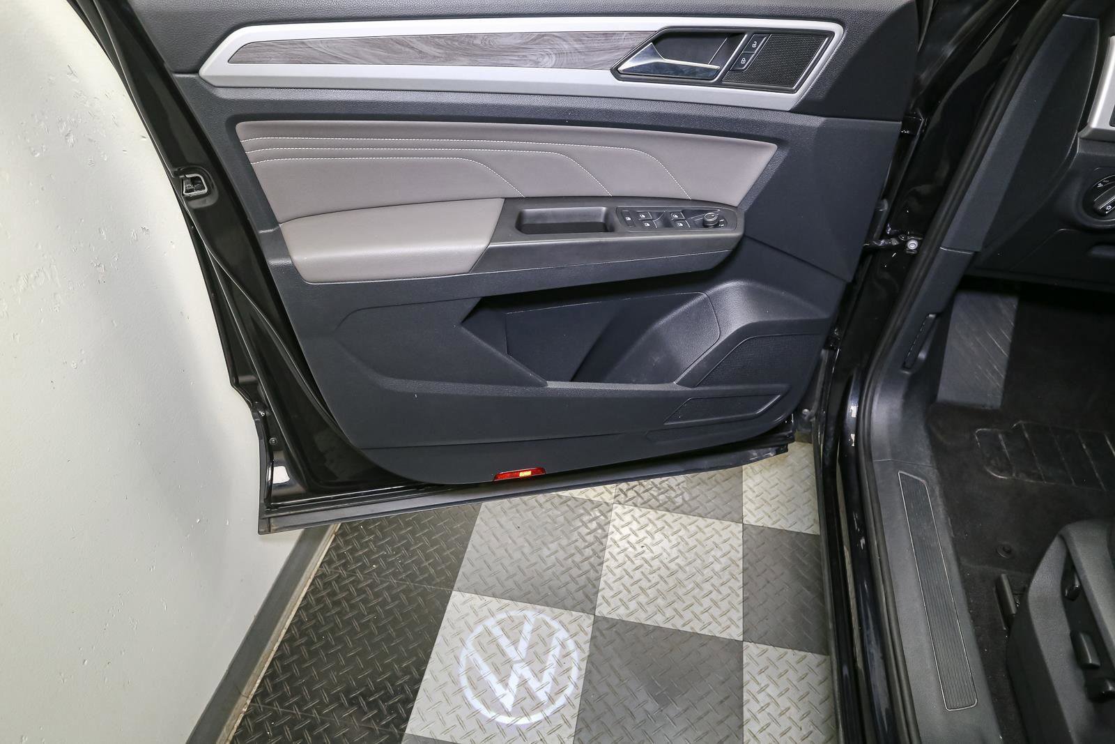 Certified 2023 Volkswagen Atlas Cross Sport SE image 38