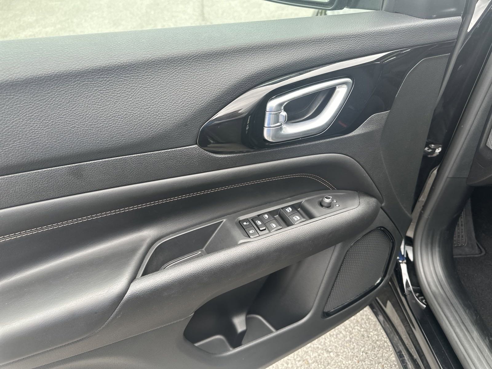 Used 2023 Jeep Compass Limited image 12