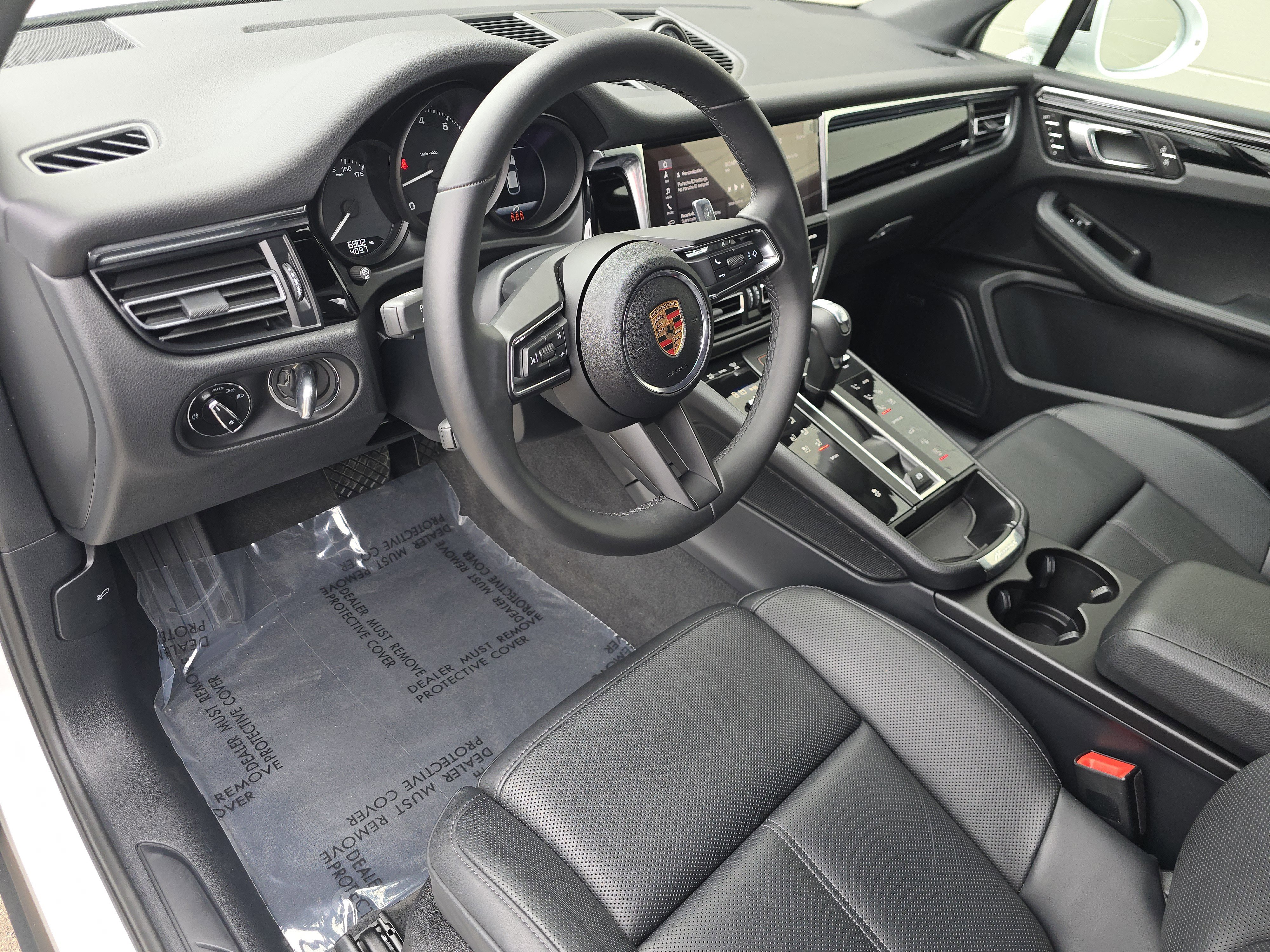 Certified 2025 Porsche Macan AWD/4WD image 4