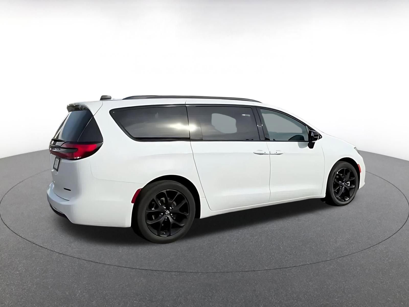 Used 2025 Chrysler Pacifica Limited image 14