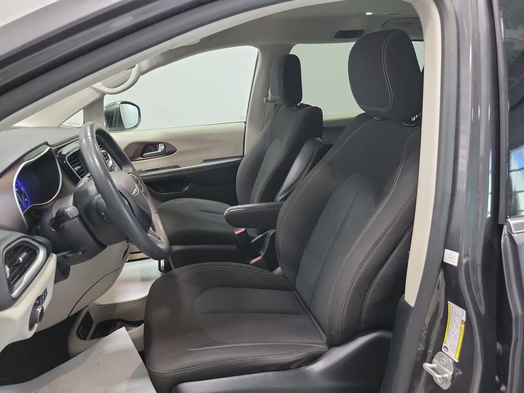 Used 2023 Chrysler Voyager LX FWD image 3