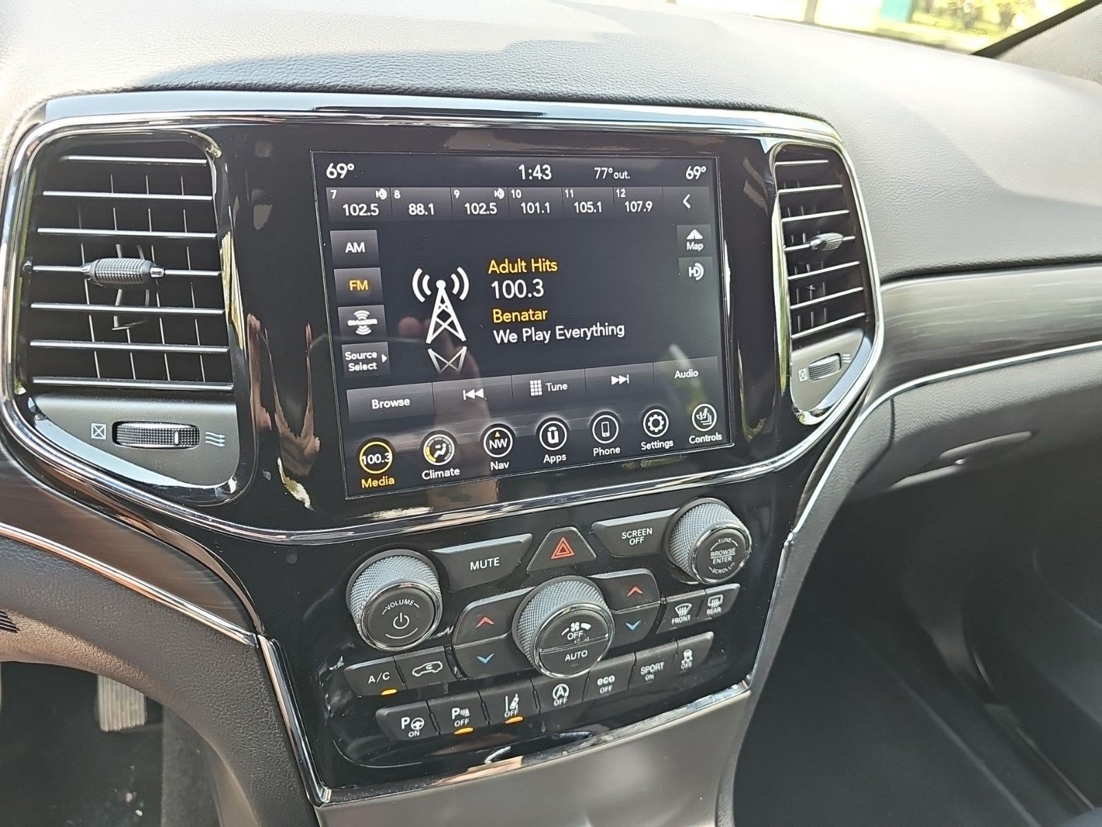 Used 2020 Jeep Grand Cherokee Limited AWD/4WD image 20